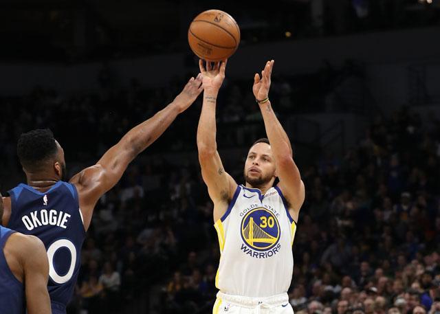  库里三分绝杀雷霆迎五连胜  